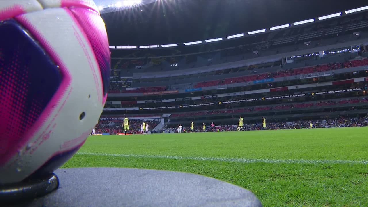 Arranca el partido y la pelota está en juego.