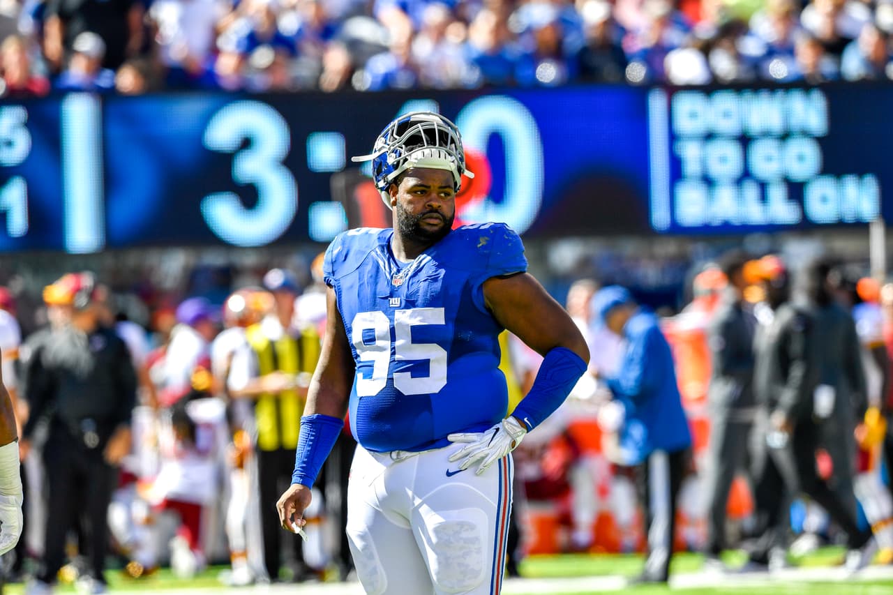 <b>12 DT - JOHNATHAN HANKINS</b>
<br>Hankins nunca será un
<i>pass rusher</i> explosivo, pero se unió con Damon "Snacks" Harrison para cerrar ataques terrestres rivales en 2016. Pocos tackles defensivos chocan el backfield tan consistentemente como Hankins.