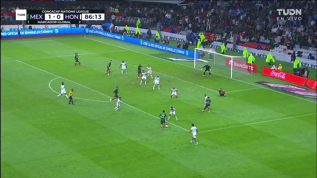 ¡TIRO ATAJADO! disparo por Julián Quiñones.