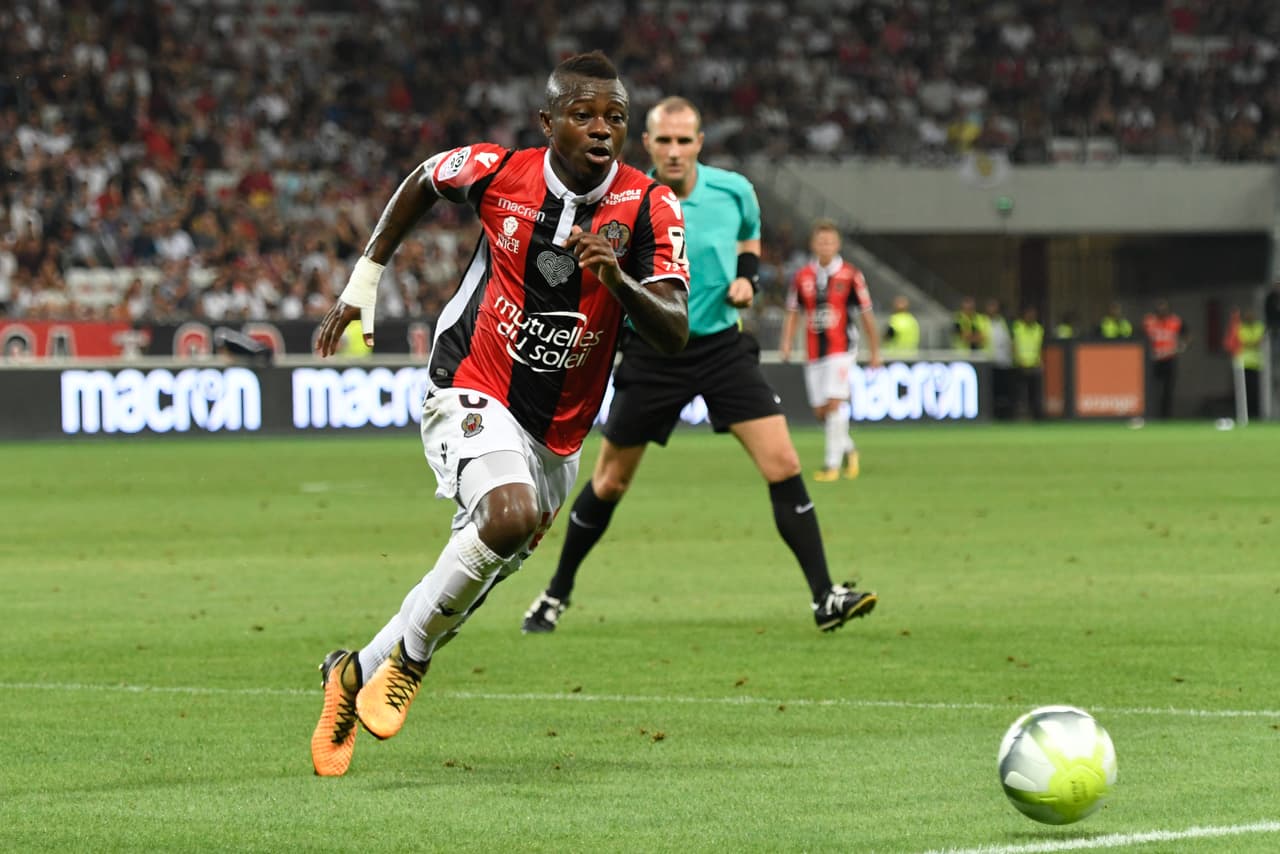 Se habla del futbolista marfileño Jean Seri como muy cercano a Can Barça. Él brilló en el Niza de la Ligue 1 de Francia.