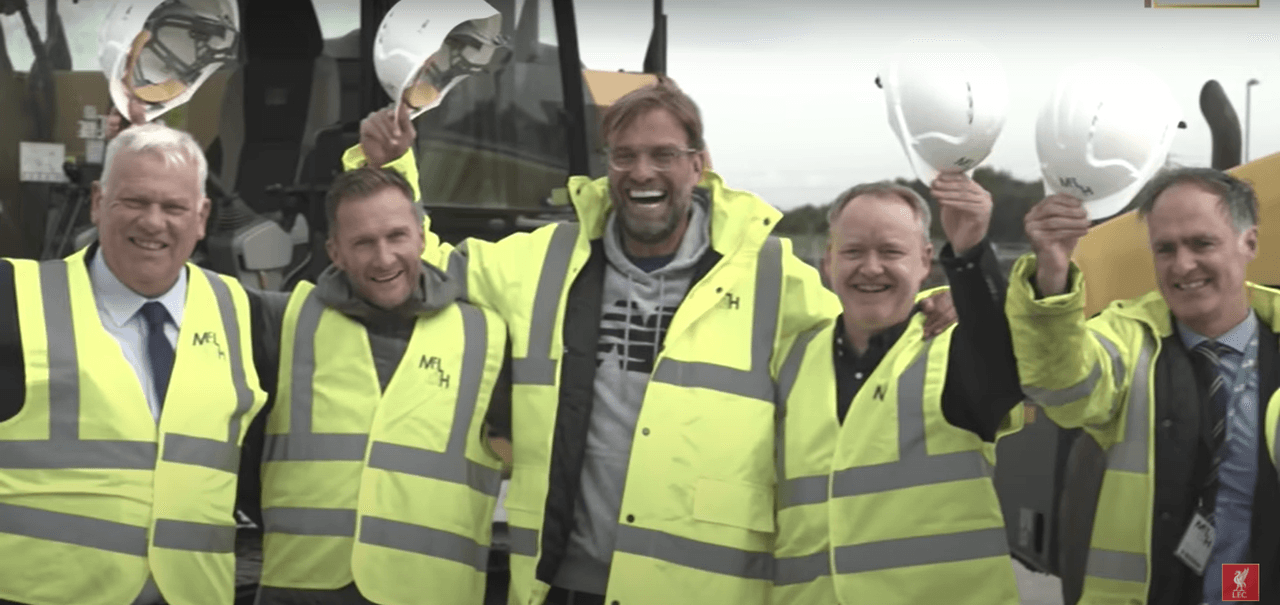 AXA ha patrocinado los kits de entrenamiento de los 'Reds' desde 2019.