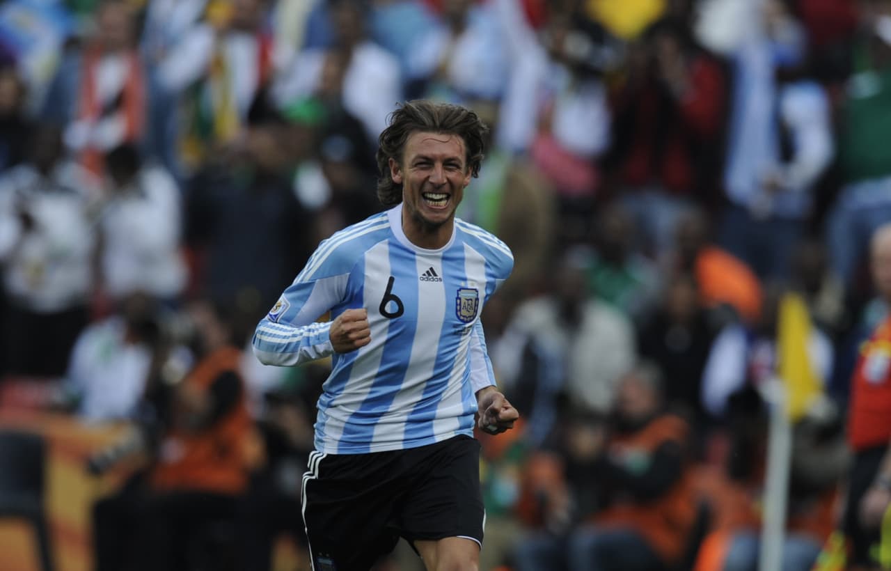 El 'Optimista del gol' volvía a quedarse con las ganas de jugar, mientras que Gabriel Heinze festejaba el gol del triunfo.
