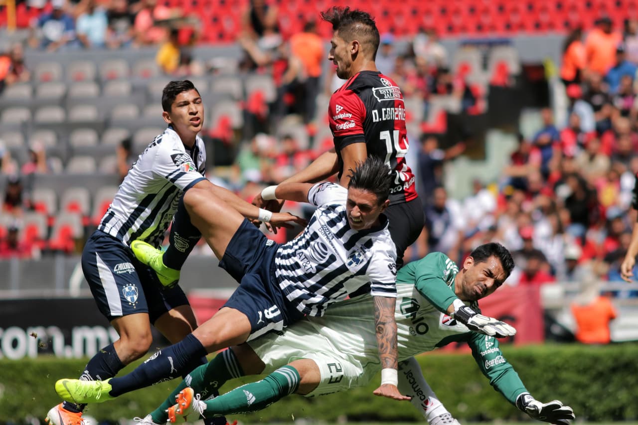 Un peligroso choque dejó lastimado al delantero paraguayo de Rayados Adam Bareiro (centro), aunque pudo seguir en el partido.