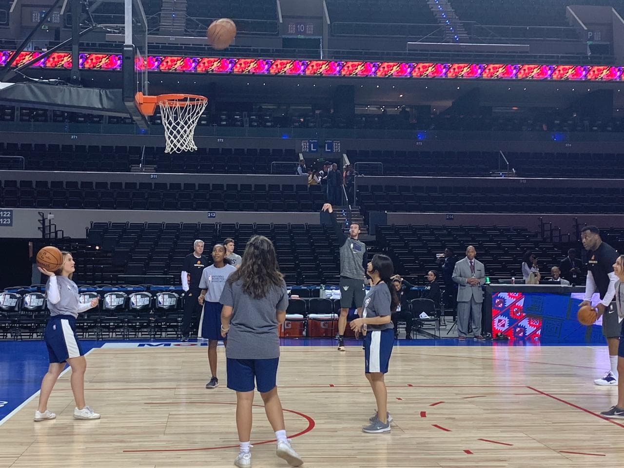 El Arena Ciudad de México esta listo para albergar el duelo de la NBA entre Spurs y Suns.