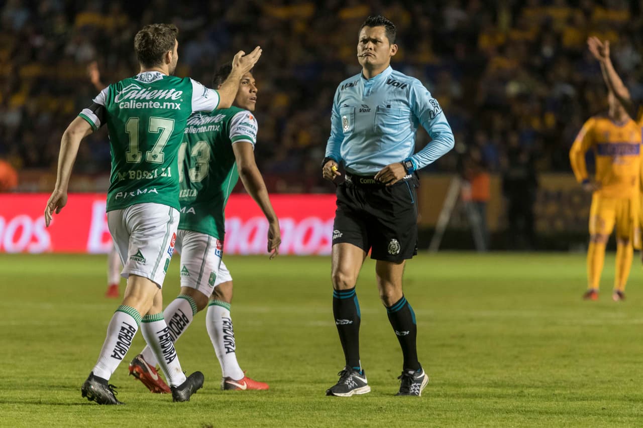 El árbitro, Jorge Antonio Pérez, y sus asistentes sancionaron un fuera de juego en contra de Mauro Boselli, con lo que frenaron una clara opción de gol para León en el juego de vuelta contra Tigres.