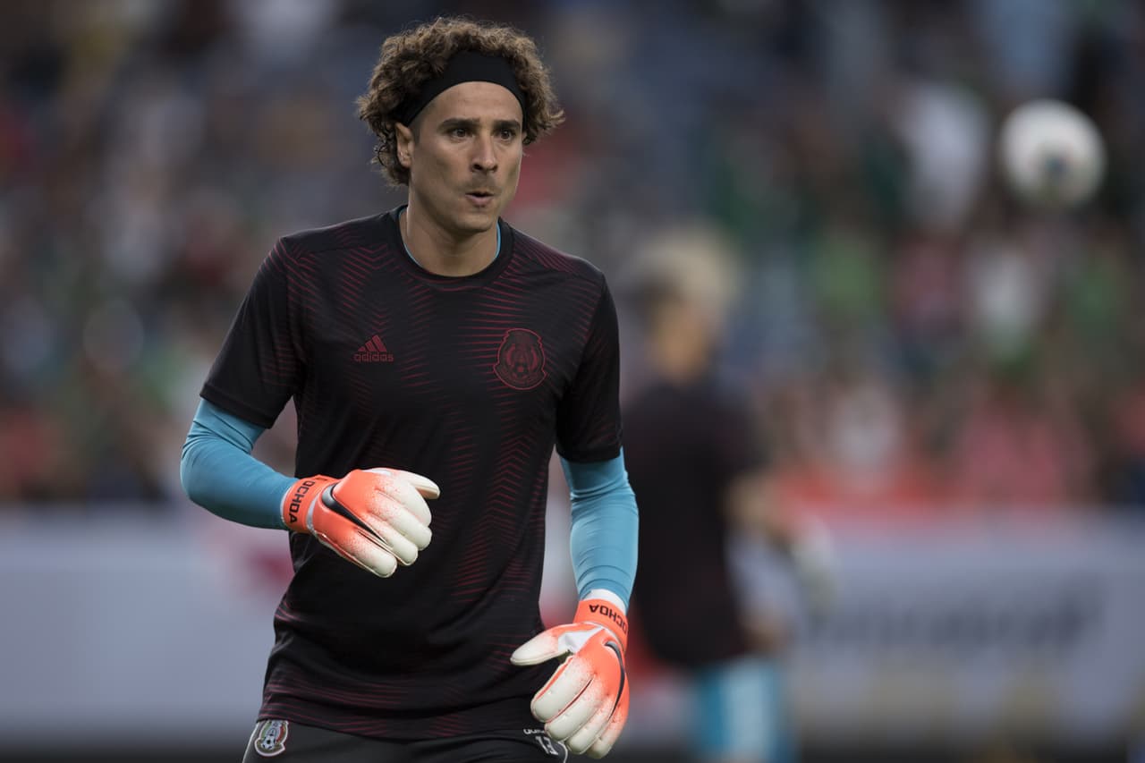 Ochoa, durante el calentamiento previo al partido ante Canadá