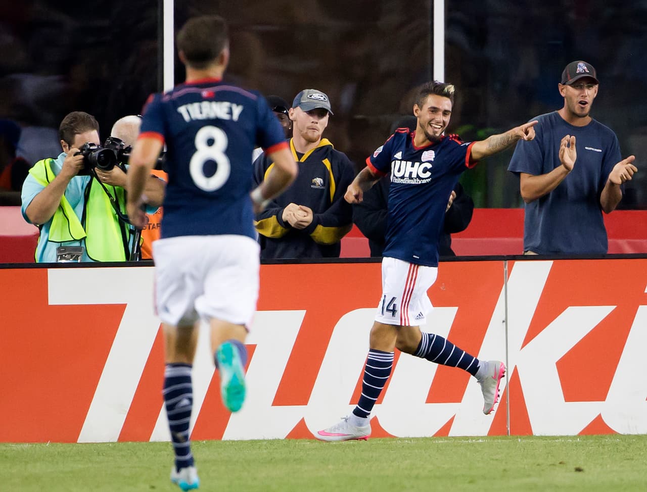 NE Revolution extiende su racha invicta