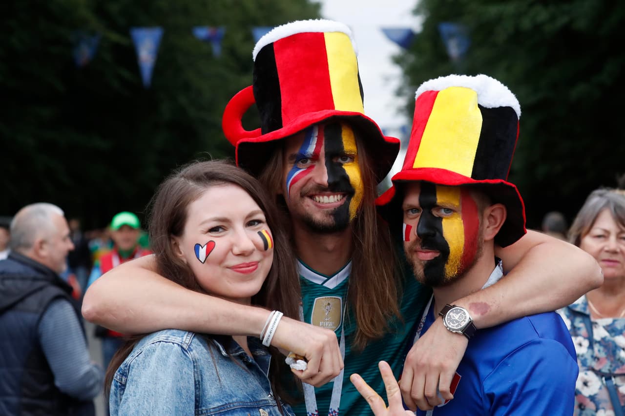 El colorido de los fanáticos de Francia y Bélgica en la semifinal de Rusia 2018 también tiene una muestra de la intensidad en la definición del primer finalista del Mundial.