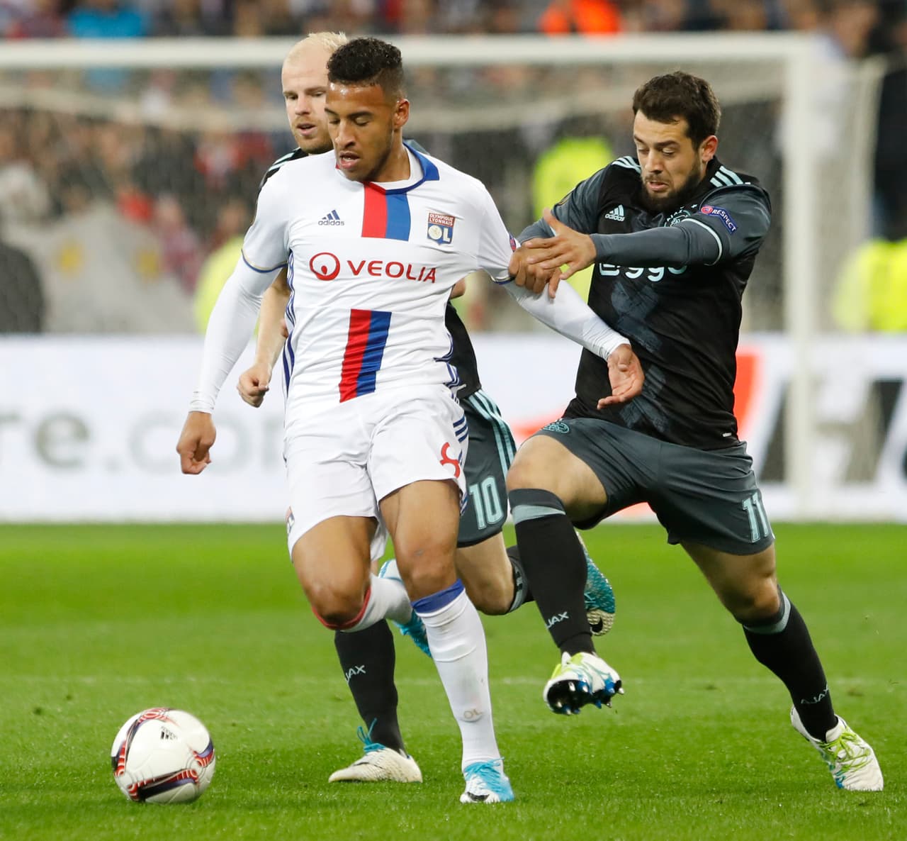 Los equipos comenzaron estudiándose, sin regalar espacios atrás, y los primeros minutos pasaron en el medio campo.