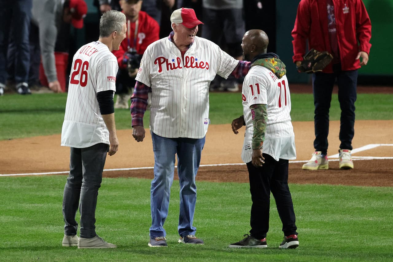 Chase Utley, Charlie Manuel y Jimmy Rollins se encuentran en el campo para el primer lanzamiento antes del Juego Cuatro de la Serie Mundial.