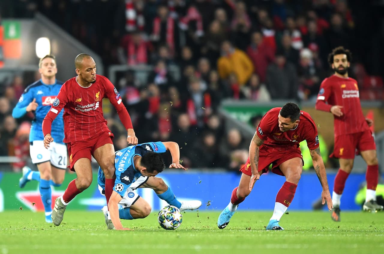 Chucky cayendo tras la férrea marca de Fabinho.