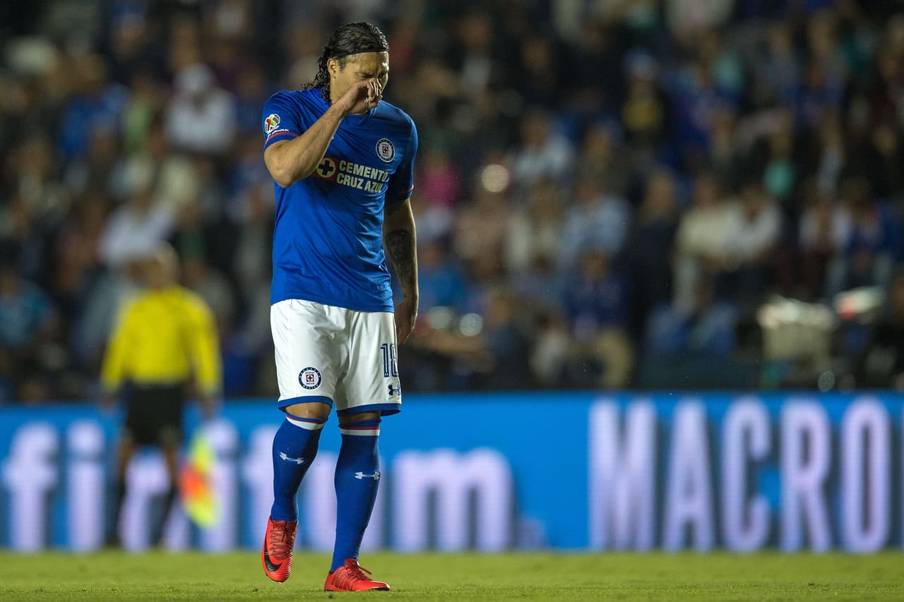 Carlos 'Gullit' Peña ya vistió la playera del Cruz Azul aunque poco pudo pesar en el encuentro ante los Esmeraldas.