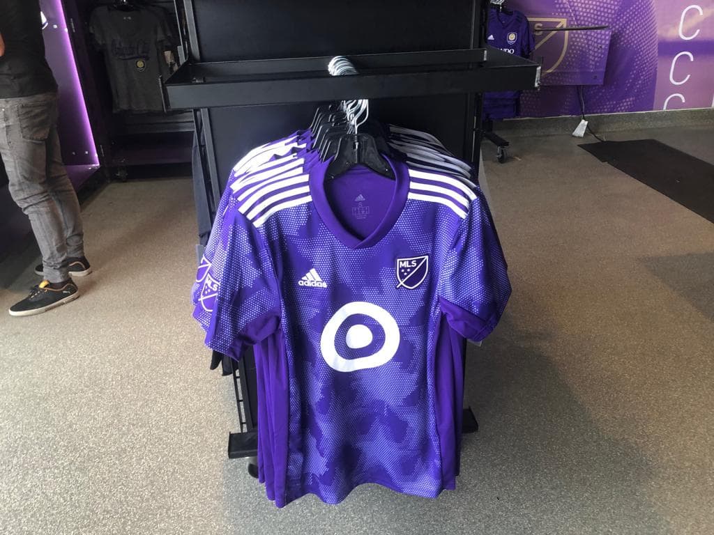 Esta es la camiseta que lucirán figuras como Carlos Vela y Zlatan Ibrahimovic.