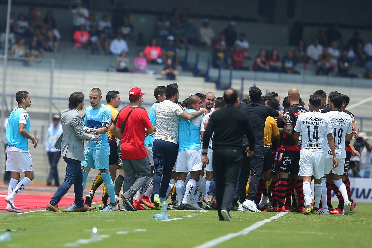 El resultado de la bronca fue la expulsión de Marioni y la amonestación de Mendoza.