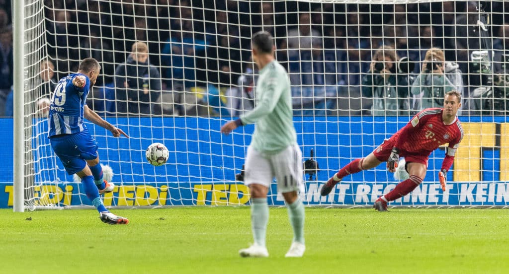 Al minuto 23, el bosnio Vedad Ibišević (izquierda) anotó de tiro penal el primer gol para el Hertha Berlín.