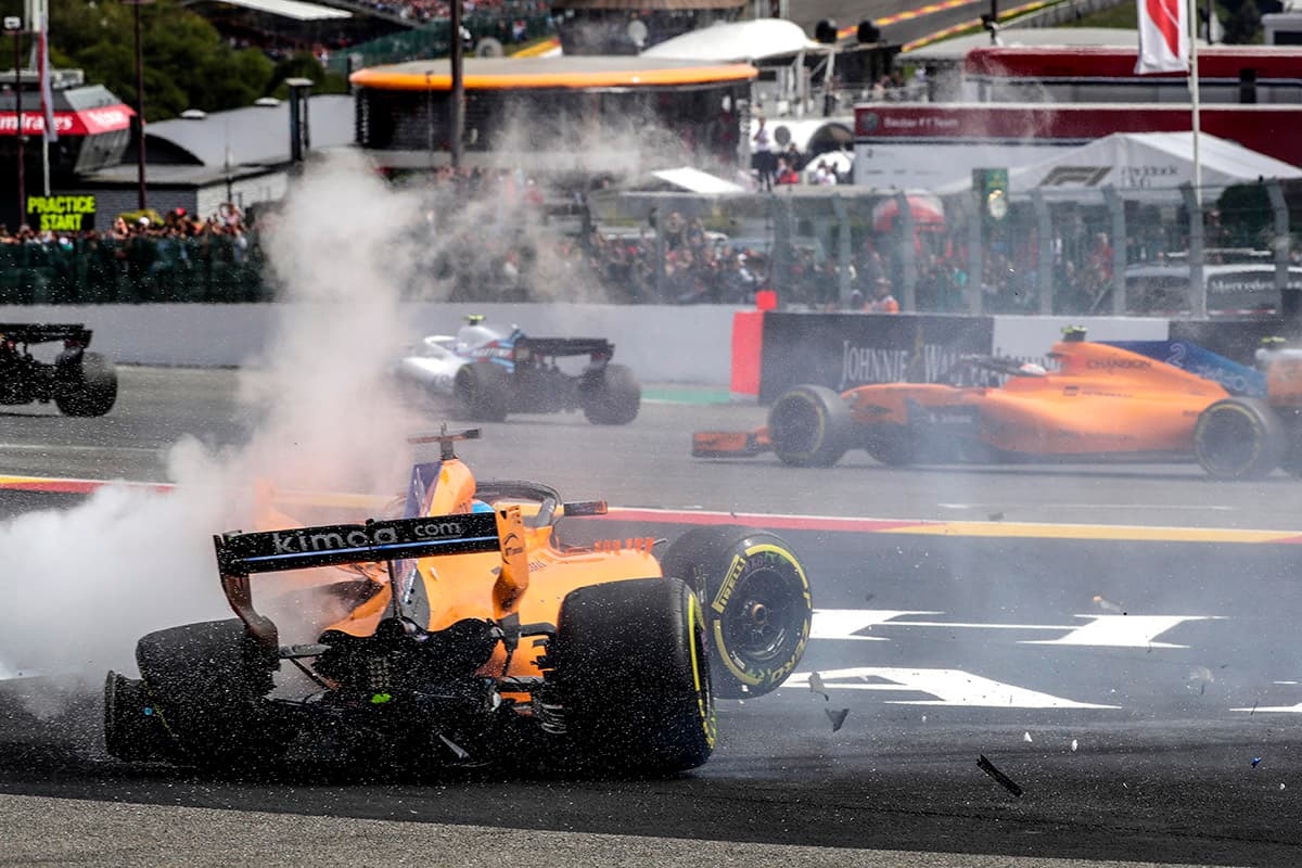 VXH07. Francorchamps (Belgium), 26/08/2018.- Spanish Formula One driver Fernando Alonso of McLaren crashes during the start of the 2018 Formula One Grand Prix of Belgium, at the Spa-Francorchamps race track near Francorchamps, Belgium, 26 August 2018. (Bélgica, Fórmula Uno) EFE/EPA/VALDRIN XHEMAJ