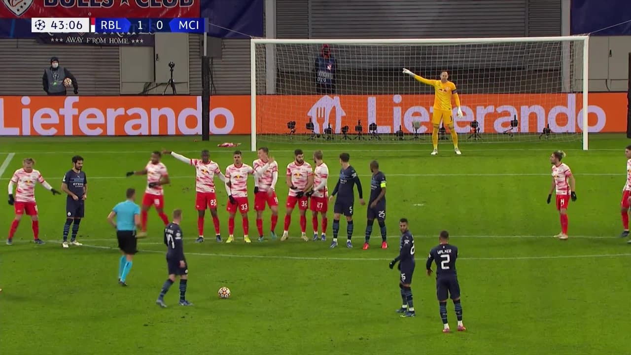 ¡TIRO ATAJADO! disparo por Kevin De Bruyne.