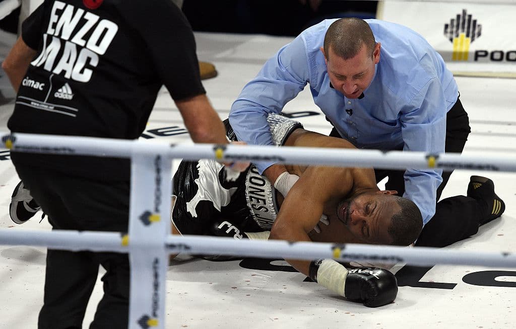 Roy Jones Jr. tuvo un lamentable e innecesario final en su contienda de 2015 ante el británico Enzo Maccarinelli. Jones perdería por nocaut en Moscú, Rusia, pero no anunciaría su retiro de los encordados.