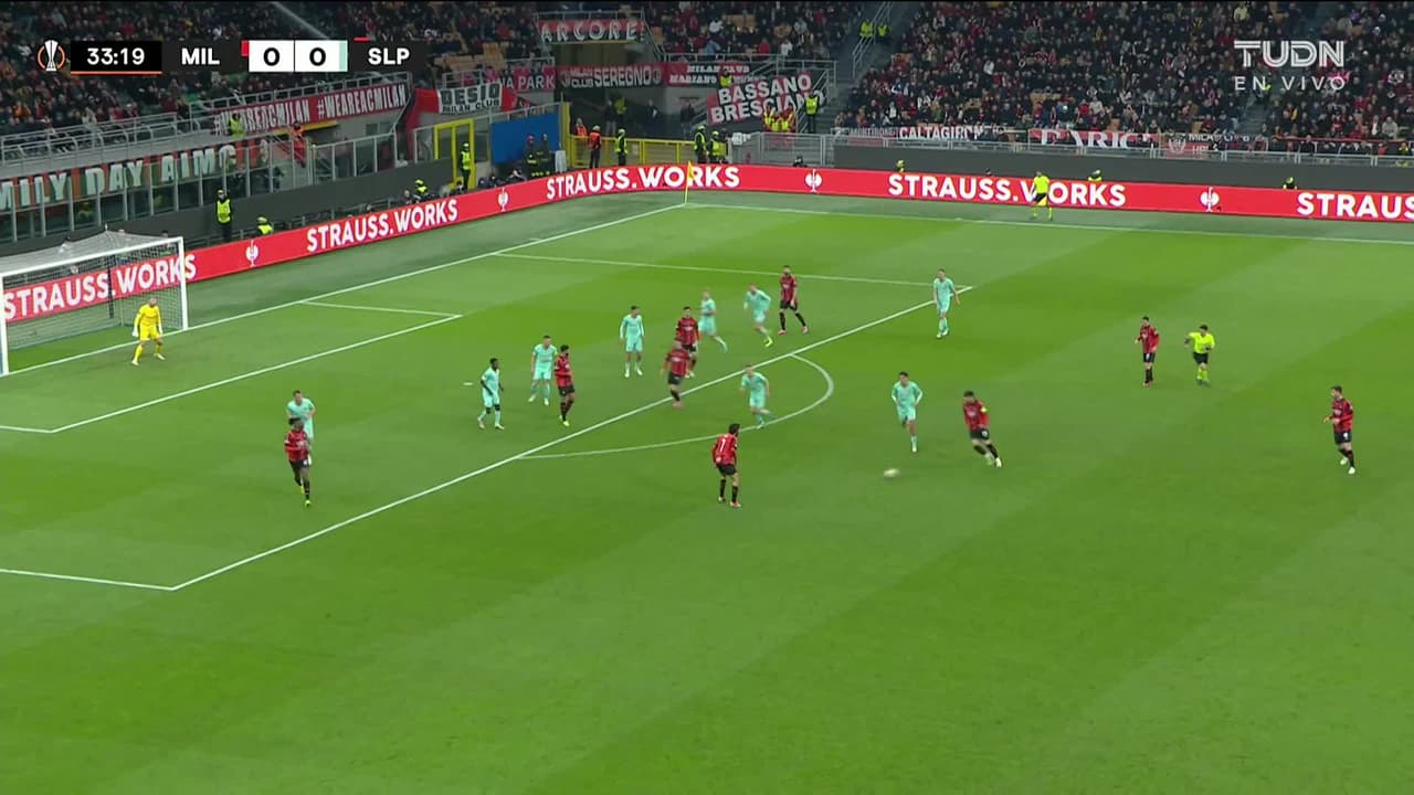 ¡GOL!  anota para Milan. Olivier Giroud