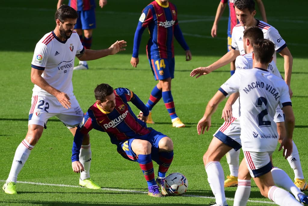 Barcelona golea a Osasuna 4-0 en el Camp Nou y Messi anota el último gol con dedicatoria a Diego Armando Maradona. Martín Braithwait abrió el marcador al minuto 29, le siguió Antoine Griezmann al 42 y el tercer tanto fue por parte de Coutinho, durante la Jornada 11 de La Liga.