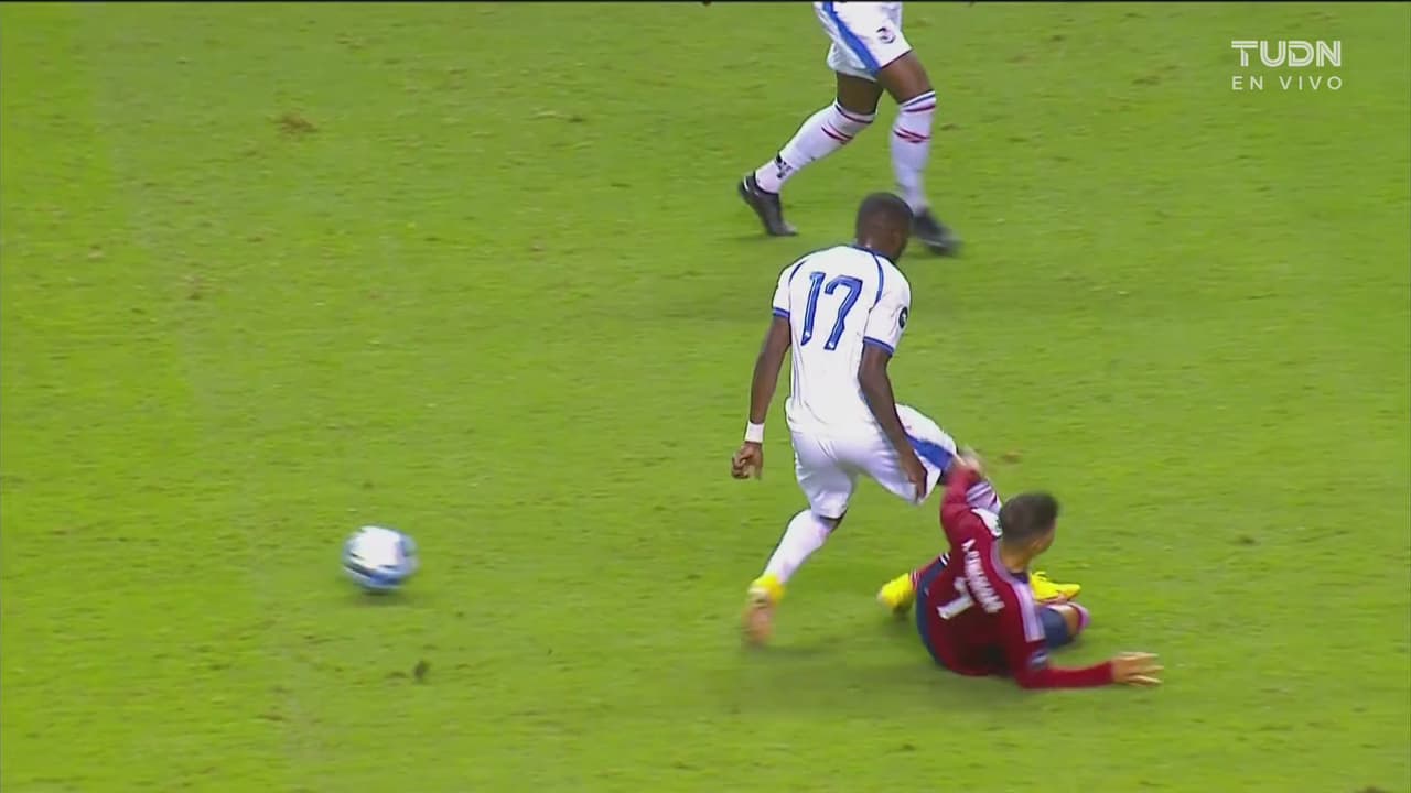 ¡Roja directa! José Fajardo deja a Panamá con un hombre menos