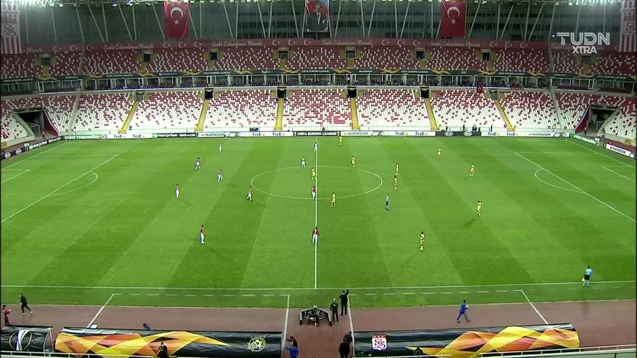 Arranca el partido y la pelota está en juego.