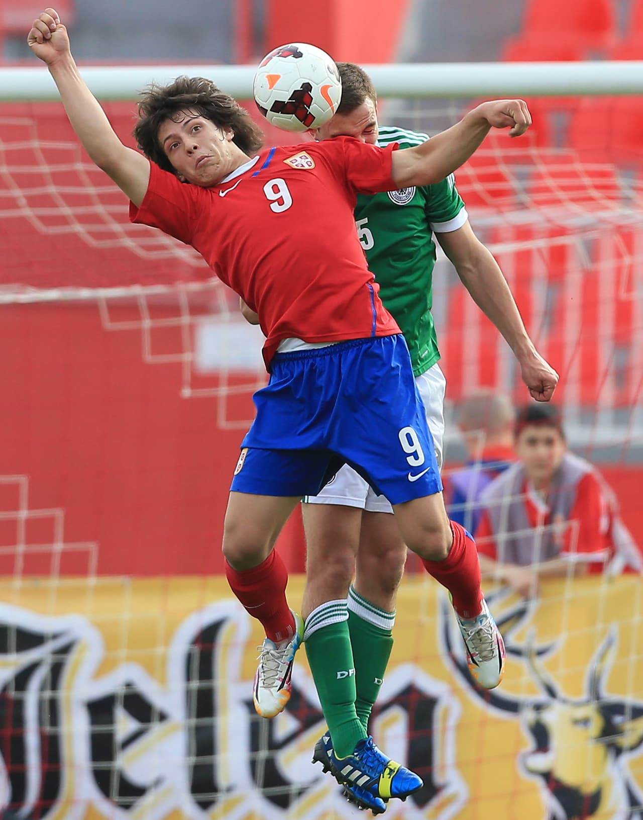 Para hablar de Luka Jovic tenemos que remontarnos a sus inicios en el Estrella Roja de Belgrado donde logró 13 goles y cuatro asistencias. Al tiempo, jugaba con las juveniles de Serbia logrando más de 40 goles.