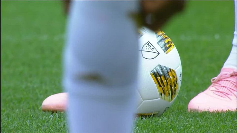 Arranca el partido y la pelota está en juego.