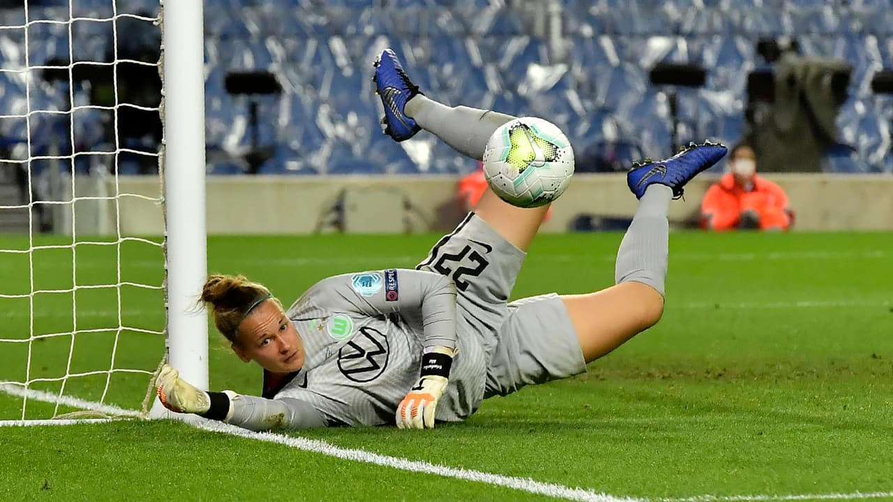 Friederike Abt se salva de otro gol por parte del Lyon.
