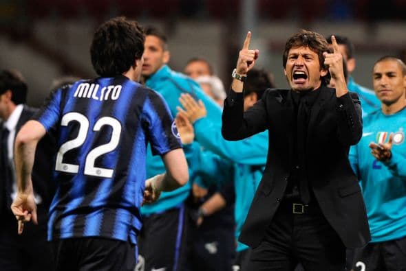 Pero el argentino Diego Milito volvió a poner arriba al Inter y corrió a festejar con su técnico, el brasileño Leonardo.