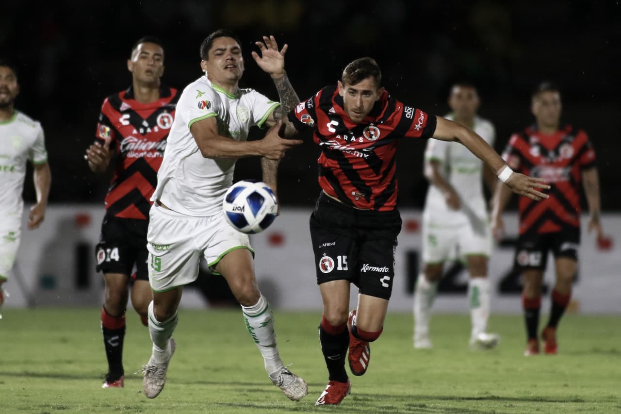 Yonatthan Rak estaba destinado a no correr con suerte, cuando al 62 recibió la tarjeta roja por acumulación tras una falta. Xolos se quedaba con 10.