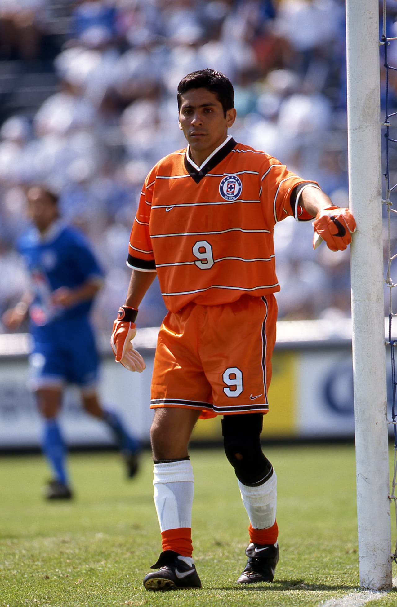 Jorge Campos usó el número 9 con Cruz Azul pese a alinear como arquero. En Los Ángeles también lo vistió.