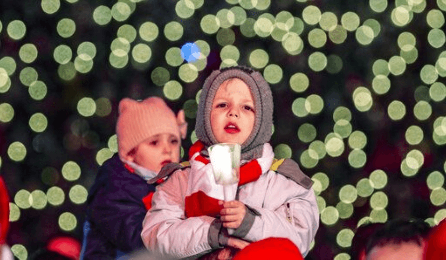 El ambiente está marcado por la luz de las velas, una banda de música y el coro.