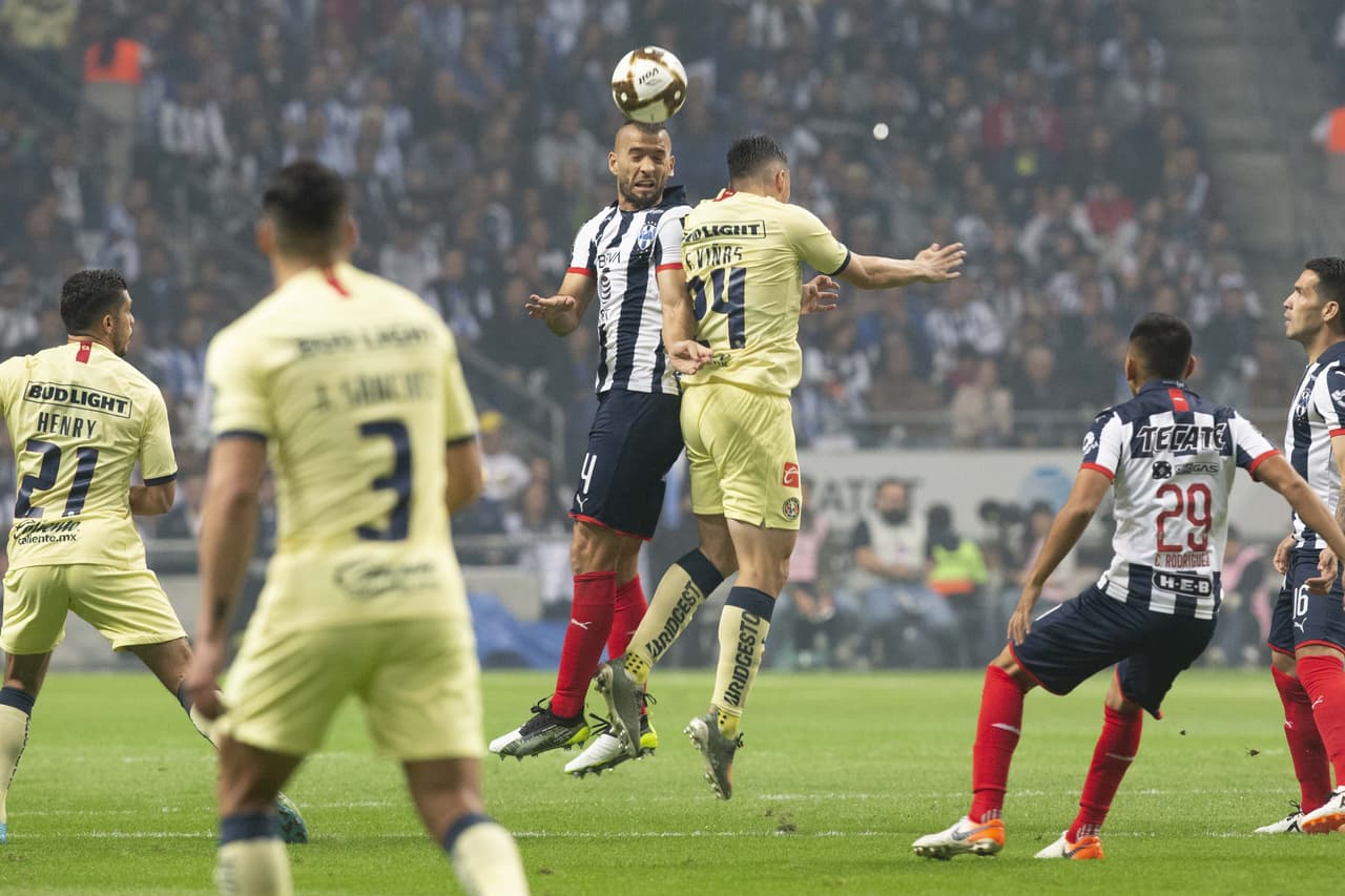 Nico Sánchez y Viñas disputan el balón por las alturas, el de Rayados gana.
