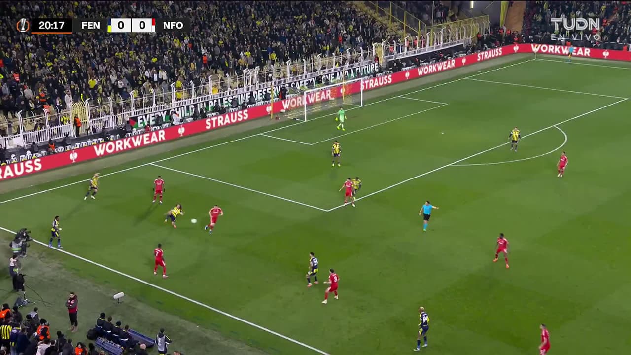 ¡GOL!  anota para Nottingham Forest. Murillo