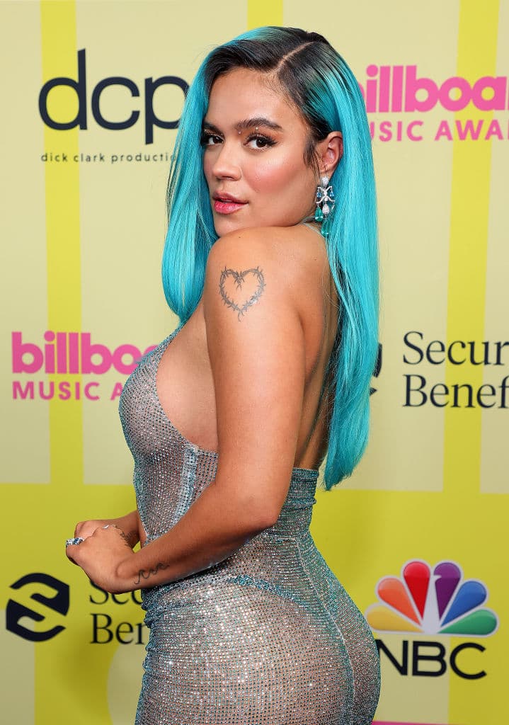 Otras pistas que han señalado los fanáticos es el cabello teñido del futbolista, el cual resulta ser del mismo tono que tiene la intérprete de “Tusa”, es decir, azul.