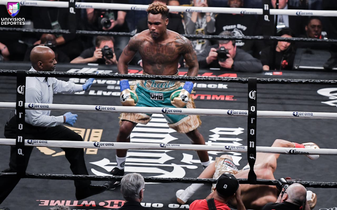 En la pelea coestelar, Jermall Charlo no tuvo piedad de Hugo Centeno, a quien derrotó en dos asaltos. Tras el pleito, Charlo expresó su deseo de enfrentar a Gennady Golovkin este año.