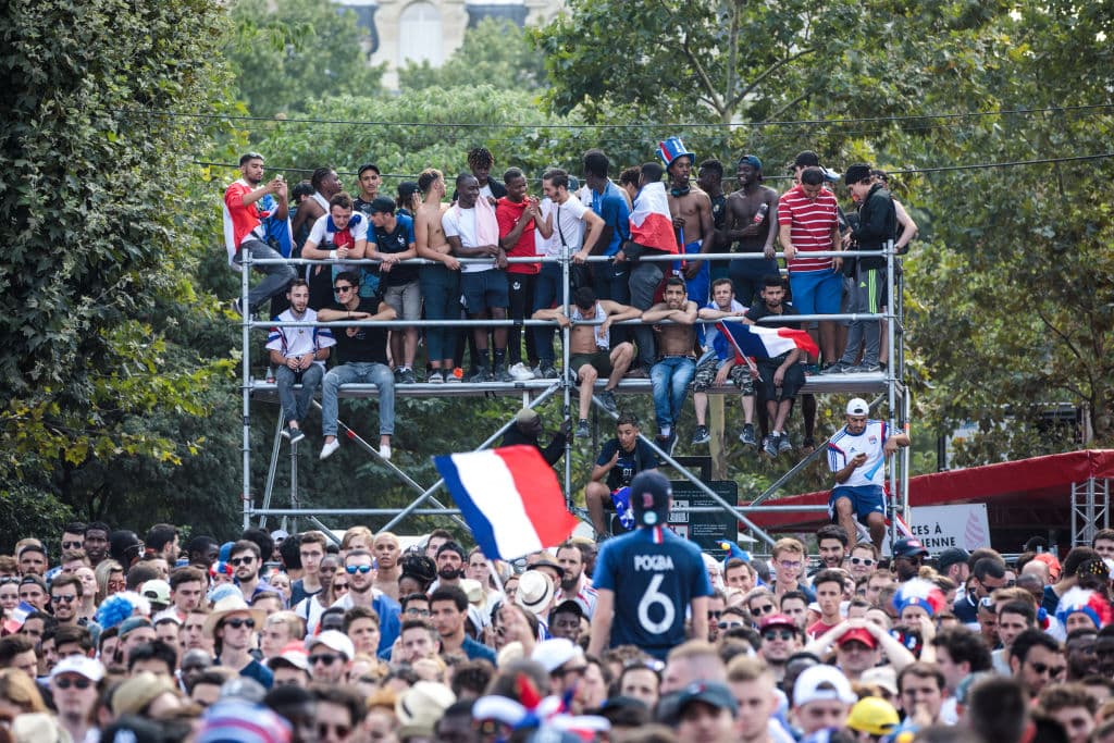 En las calles de París se vive la celebración de los fanáticos por la conquista del título mundial de fútbol por parte de la selección de Francia.