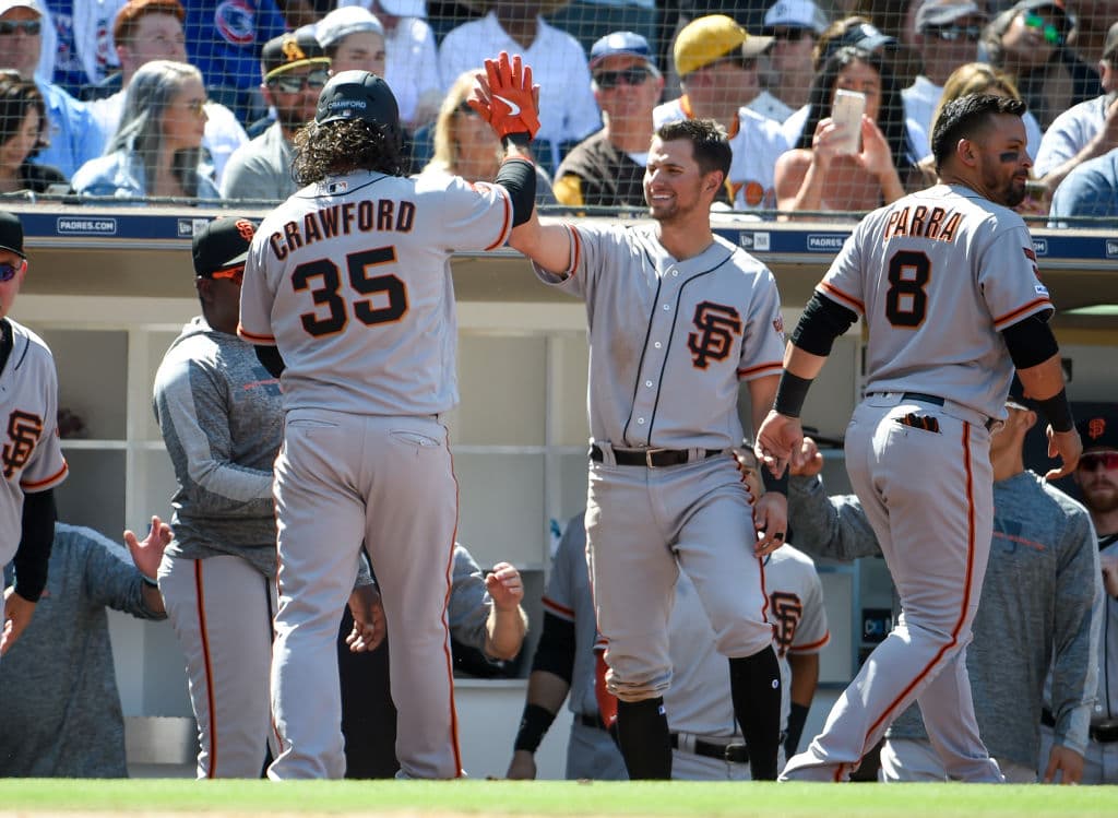 Brandon Crawford anotó la primera carrera del partido luego de un doblete impulsor de Pablo Sandoval para darle ventaja a los visitantes en el encuentro en el quinto capítulo.