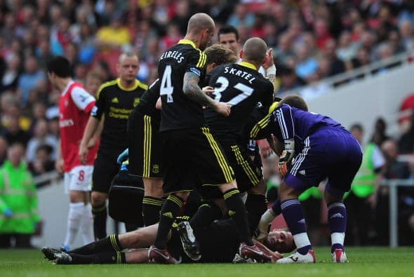 El duelo se vio interrumpido por un momento complicado, cuando el zaguero de los 'Reds' Jamie Carragher se desvaneció en pleno terreno de juego.