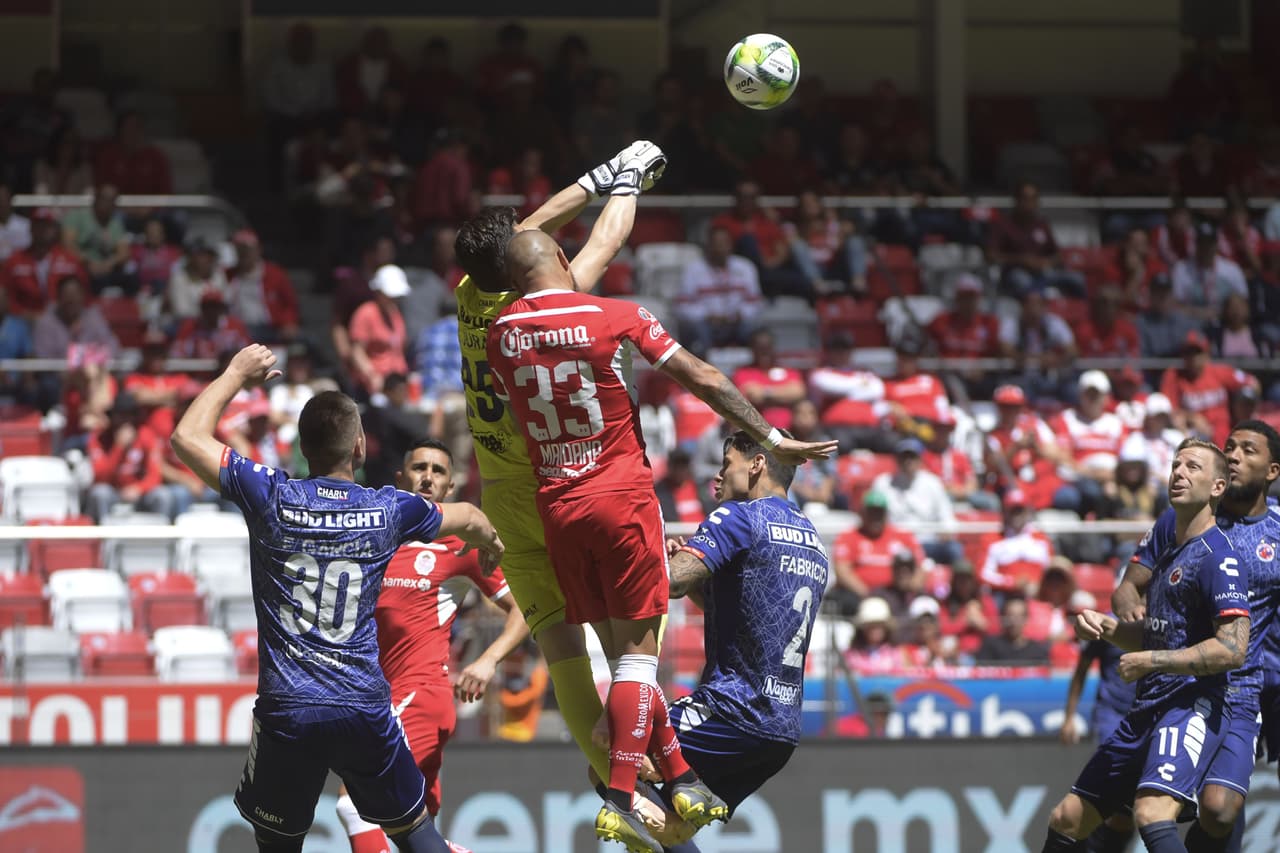 Desde el primer tiempo ya era figura el arquero de 21 años del Veracruz, Sebastián Jurado.