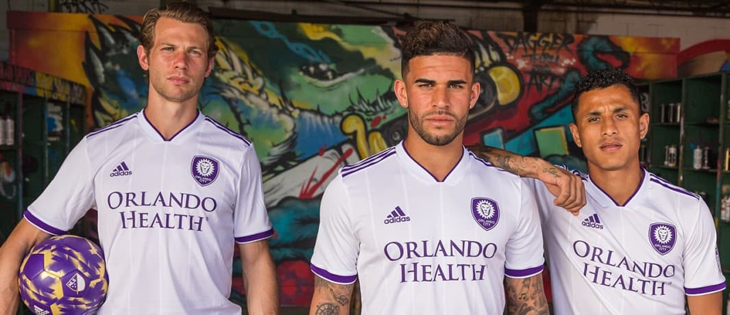 La nueva indumentaria de los Leones es denominada como el “Origin Kit” (Uniforme de Origen), y en ella predomina el blanco desde la camiseta hasta las calcetas, con vivos en purpura.