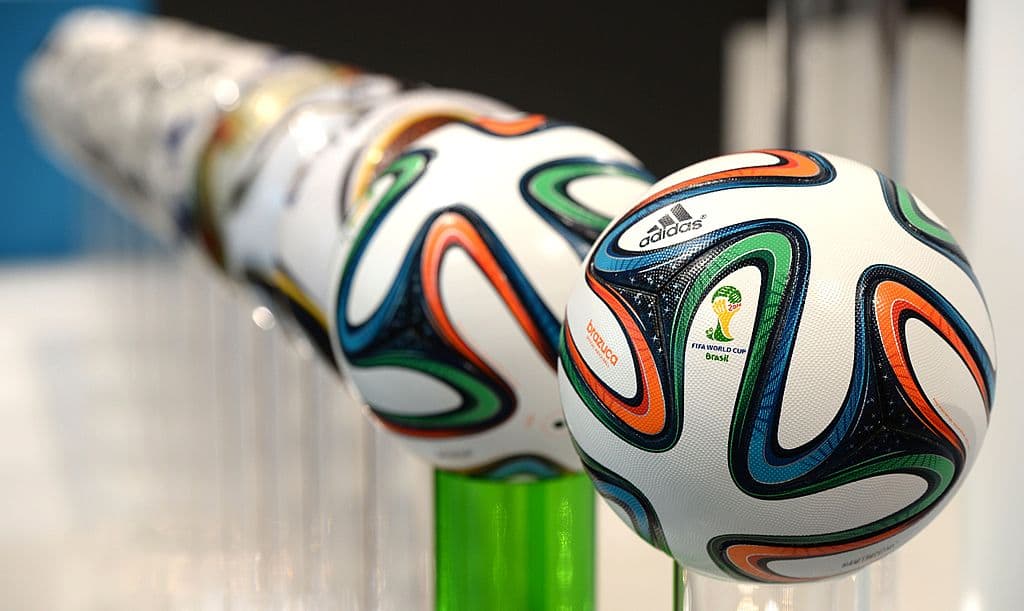 Brasil 2014 - Brazuca
<br>Se redujeron aún más los paneles a seis unidos para mantener la redondez y el peso por lo tanto tenía una superficie más lisa y con menos costuras.
<br>