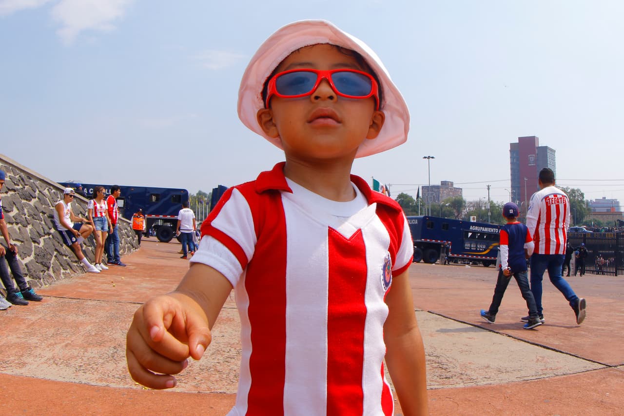 La pasión fluye entre los fanáticos de Pumas UNAM y Chivas de Guadalajara en el duelo de la Jornada 12 en el estadio Olímpico Universitario por el Clausura 2019 de la Liga MX.