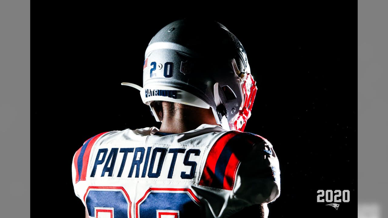 Los Patriots ya sin la presencia de Brady y en modo de reestructuración presentaron su nueva indumentaria para la temporada 2020 en la NFL. El color azul es muy similar al modelo color rush y el blanco es una adaptación combinando con las licras azules.