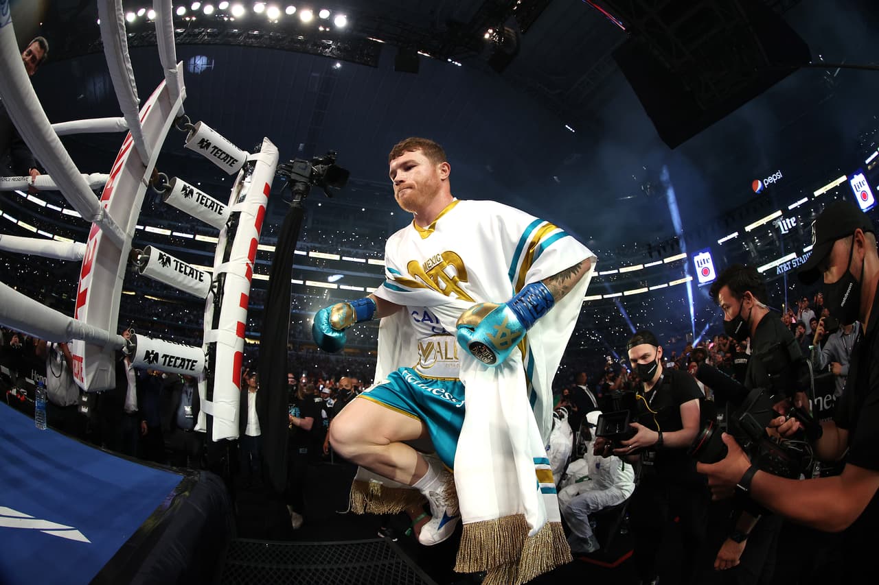 <a href="https://www.univision.com/deportes/temas/saul-canelo-alvarez">Saúl el “Canelo” Álvarez</a> se presentó ante más de 70,000 aficionados, 
<a href="https://www.univision.com/local/dallas-kuvn/fanaticos-se-agarran-a-punetazos-durante-la-pelea-del-canelo-alvarez-y-saunders-en-texas-video">quienes asistieron para presenciar la pelea contra Saunders este pasado sábado en el norte de Texas.</a>
<br>
<br>(Photo by Al Bello/Getty Images)