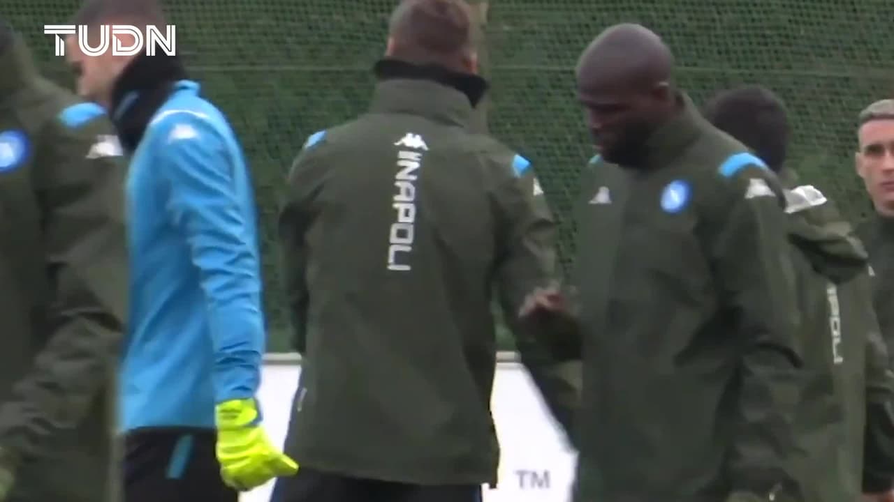 Napoli celebra a 'Chucky' Lozano por su cumpleaños 25