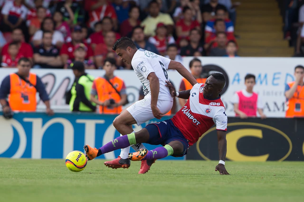 Los locales fueron mucho más aguerridos en el segundo tiempo para al menos salvar el empate.