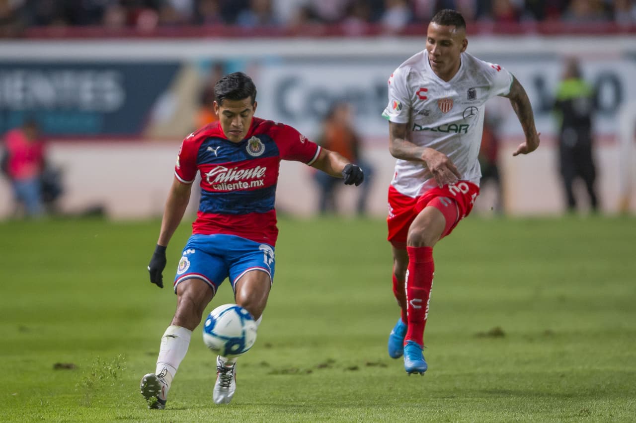 Con goles de Eduardo "Chofis" Lóez y Jesús Angulo, Chivas gana y cierra su pretemporada con marca perfecta.