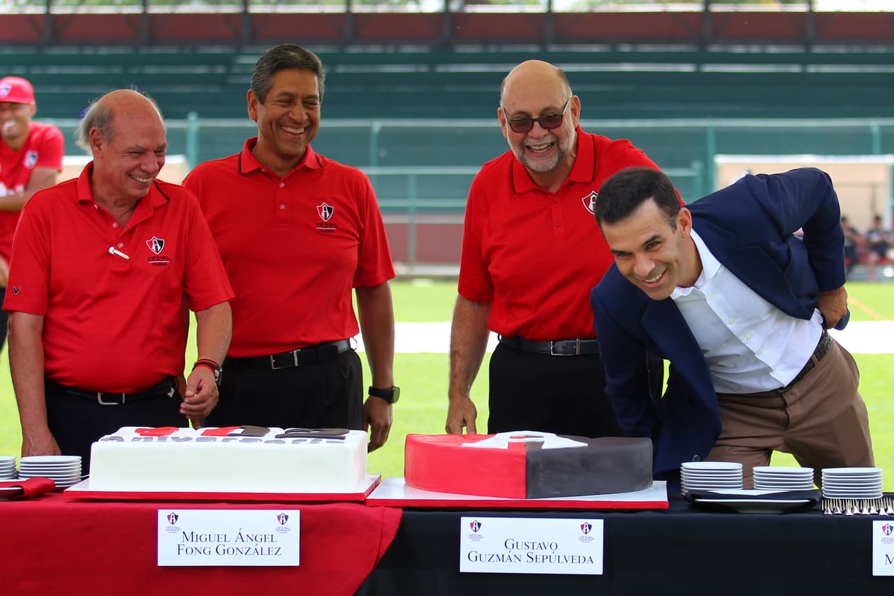 Varias figuras representativas entre directivos y demás estuvieron en la conmemoración de Atlas.